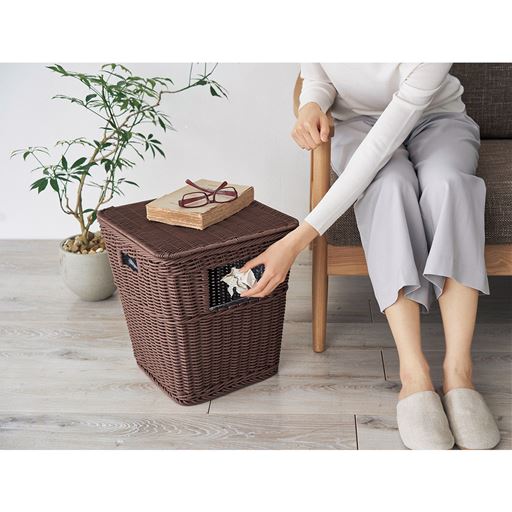 ブラウン<br>ソファサイドにもなじむデザイン。