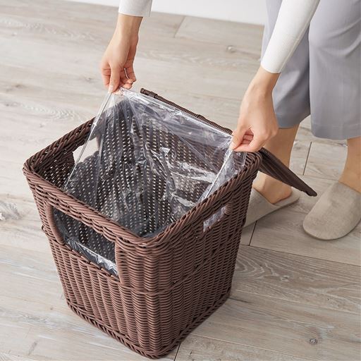 ゴミ袋は付属のフレームに取り付けて斜めにセット