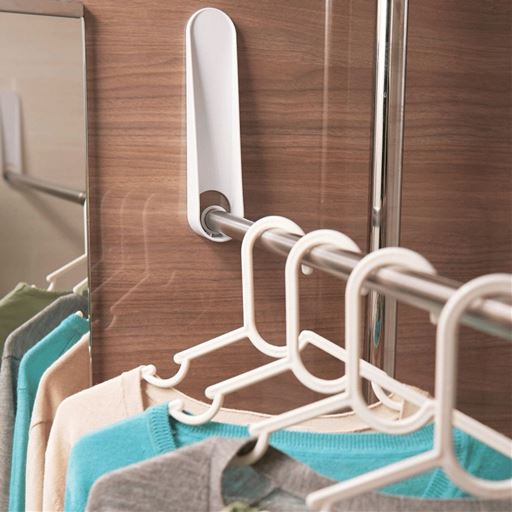 壁に穴をあけず設置できるマグネット式!