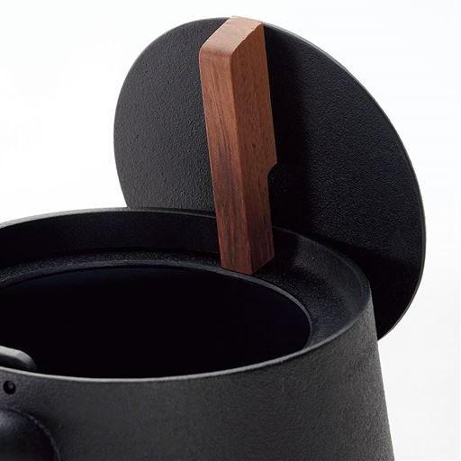 熱くなりにくい天然木の取っ手を採用。本体のフチに引っ掛けられるので置き場所に困りません。