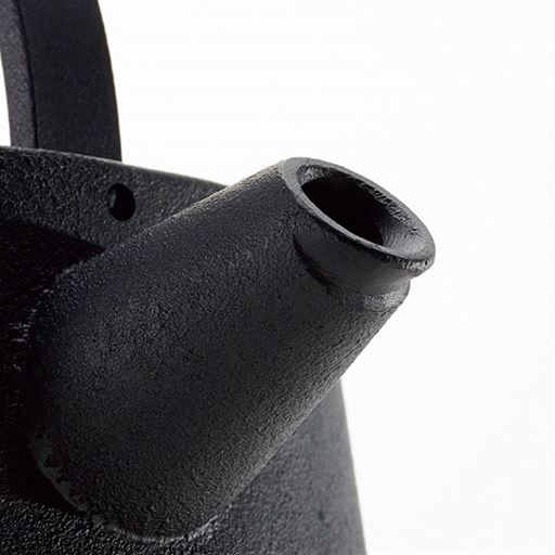 注ぎ口の下部に切れ込みを入れることで、お湯が垂れにくく、水切れの良さを実現しました。