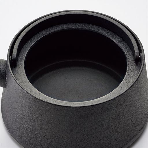 お手入れしやすい広口設計。持ち手はパタンと倒して、すっきりと収納できます。