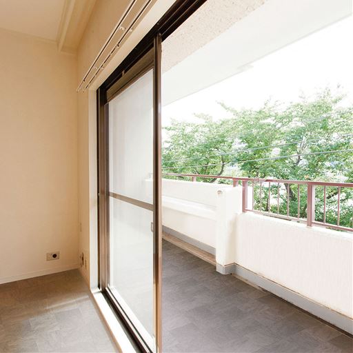 防水性と耐候性があるシートは、玄関だけでなくベランダやテラスの床にもおすすめです。