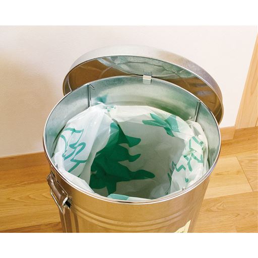 フタの内側にはフックが付いていてバケツの口に引っ掛けることができます。