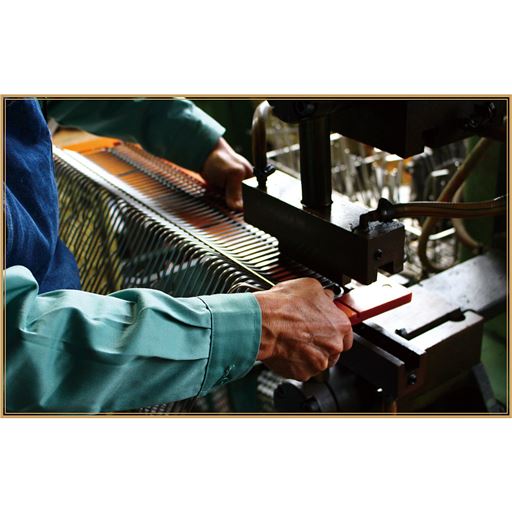 線材の隅々まで職人の手仕事でひとつひとつ丁寧に加工。