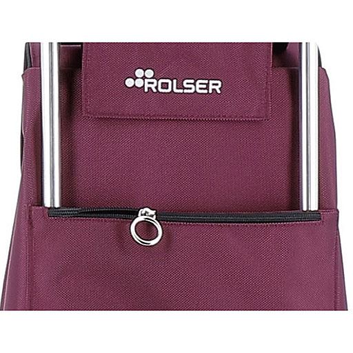 本体背面には財布などが入るポケット付き。