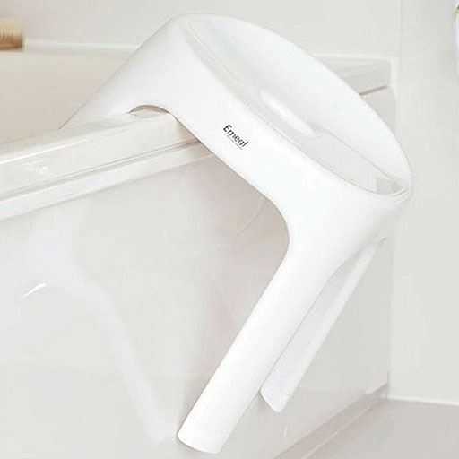 浴槽の縁に掛けて乾燥させられます。