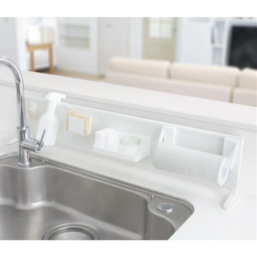 シンク前に置けば水回りのグッズ置き場に。