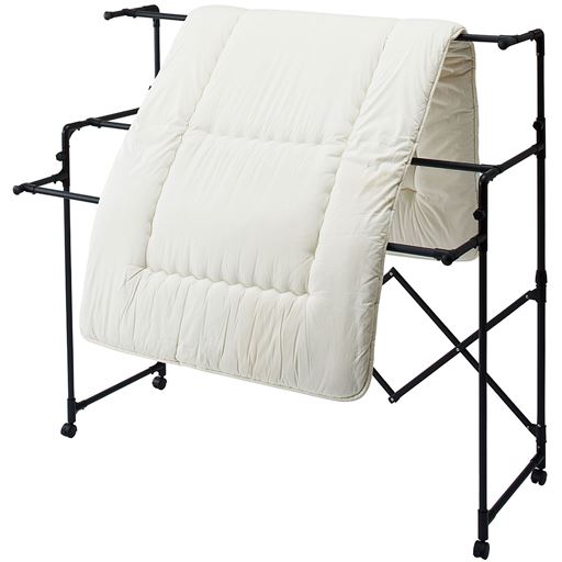 パッと開いて竿をセットするだけで使える物干し。洗濯物の量に合わせて幅や高さを自在に変えられます。