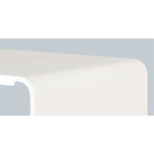 棚板の両端を内側に折り込み、「リブ」という曲げ加工を施すことで強度を出し、クギや溶接を必要としないデザインを可能に。