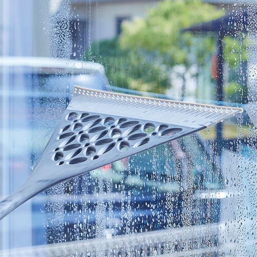 こぼれた液体の掃除や窓・浴室の結露切りにもご使用いただけます。