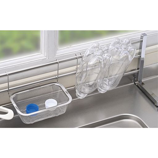 スポンジなどの細かいアイテムをまとめるのに便利な小物カゴとグラスや水筒の乾燥にグラスホルダーも付属しています。