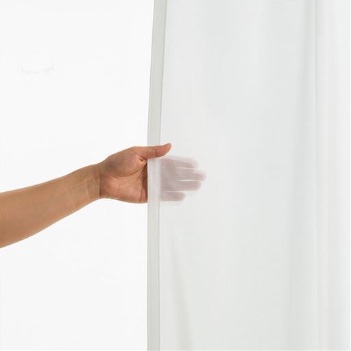 【透け感の目安:やや透けにくい】<br>ミラー効果ではなく特殊な編み方で遮像効果を出しています。