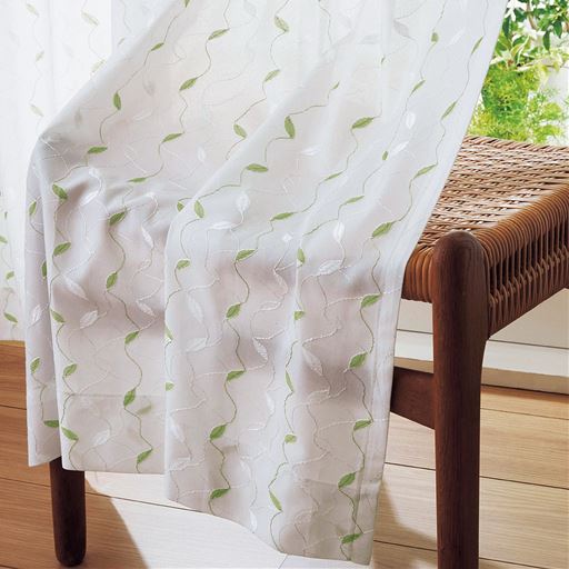 グリーン系<br>光に透けて輝く刺繍風のリーフ柄が美しいレースカーテンです。