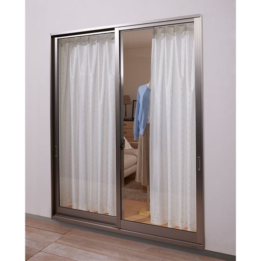 外からの様子(昼)<br>※使用環境の部屋の明るさにより印象は少し変わります。