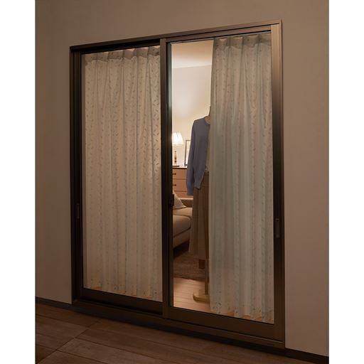 外からの様子(夜)<br>※使用環境の部屋の明るさにより印象は少し変わります。