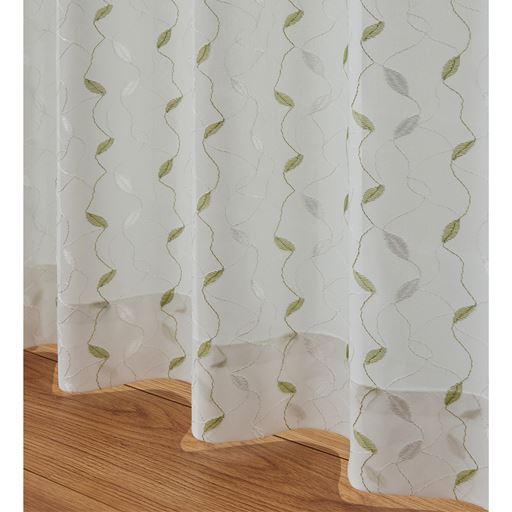 グリーン系<br>リーフ柄の刺繍風デザインがアクセントに。