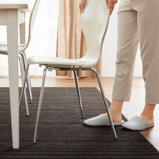 ブラック<br>椅子を軽い力で出し入れでき、床と擦れる嫌な音も軽減できます。