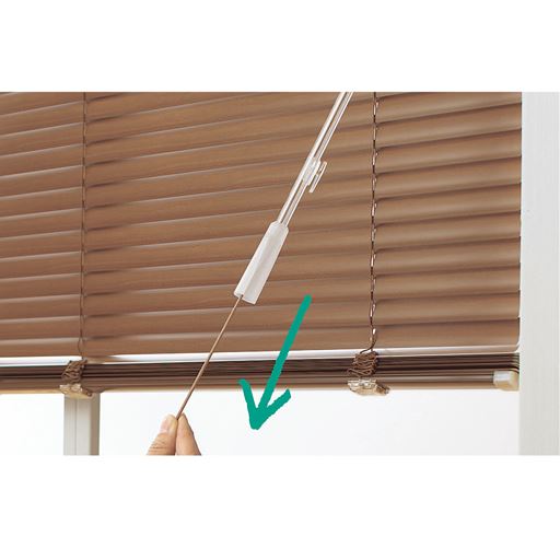 コードを引くとブラインドが上がり、お好みの位置に調節もOK。