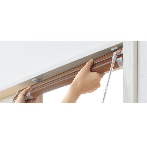 仮止めフックに引っ掛けて位置調整もでき設置も簡単。付属の金具を使えばカーテンレールにも取り付けOK。