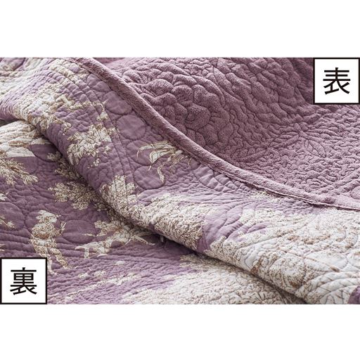 ワイン<br>表面は無地調でメダリオン柄のキルト仕様、裏面は綿100%で絵画調のプリント仕上げ。