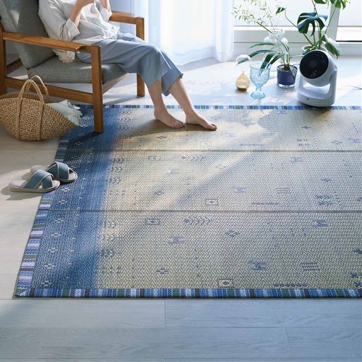 ブルー系(ギャッベ柄)<br>フレッシュなギャッベ風デザインのい草ラグです。