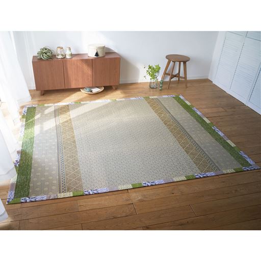 グリーン(パッチワーク柄) 横240×縦180cm <br>洋室にも合わせやすいカジュアルデザイン。