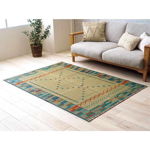 グリーン系(幾何学柄) 横180×縦120cm<br>色鮮やかな幾何学模様が、リビングに楽しいリズムをもたらします。