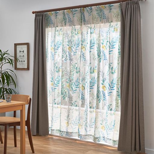 グリーン ※カーテンはVP-1205を使用しています。<br>外からの光を感じて心地よく、風を感じてさわやかに。