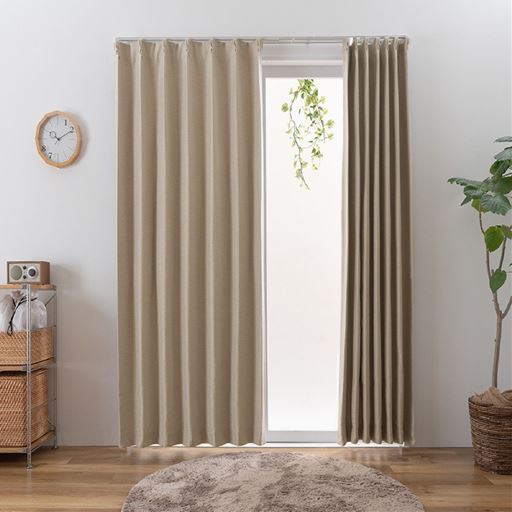 ライトブラウン<br>形状記憶加工で裾が広がりにくく、きれいなドレープを保ちます。