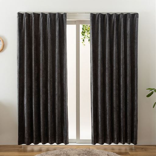 ダークグレー<br>気になる光をしっかりカットする1級遮光。