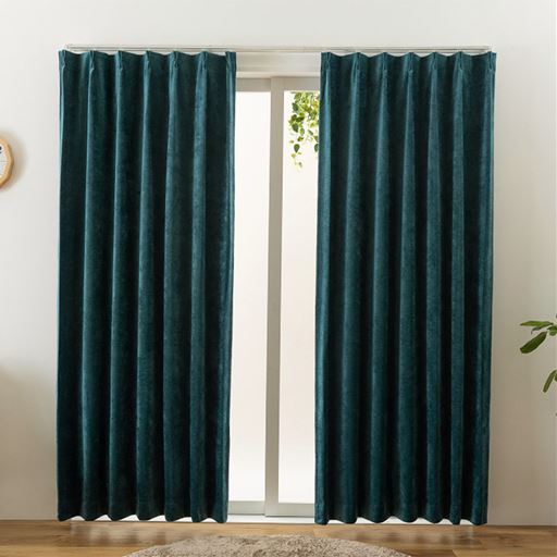 ダークグリーン<br>気になる光をしっかりカットする1級遮光。