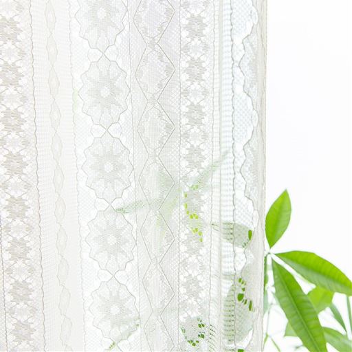 アイボリー<br>優しい風合いのある生地を通して、ナチュラルな明るい光がお部屋に入ります。