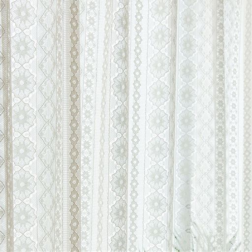 アイボリー<br>お花を連想させる幾何学模様が美しい、大胆な編みデザイン。