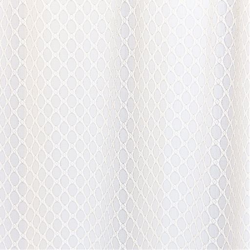 オフホワイト<br>シンプルなドット柄は派手になりすぎず、存在感を持ちながらも上品な印象に。