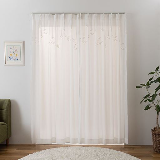 オフホワイト<br>風合いのある生地を通して、ナチュラルな明るい光がお部屋に入ります。