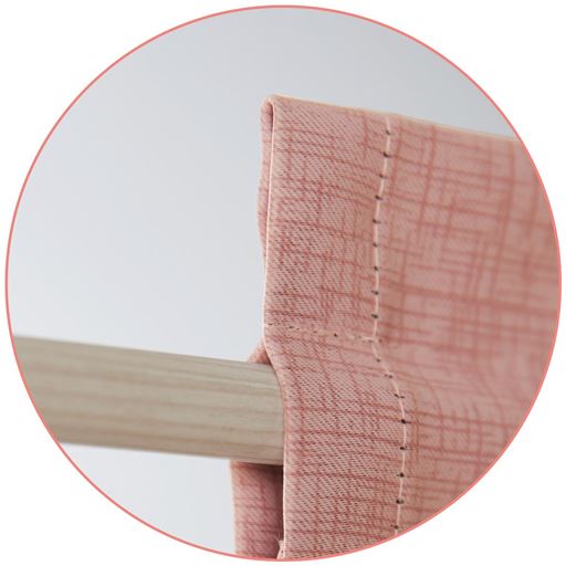 取り付けはつっぱり棒に通すだけ! 上部の布が上からの光もれを防ぎます。<br>※つっぱりポールは商品に含まれません。ポールは直径2cm以下のものをご使用ください。