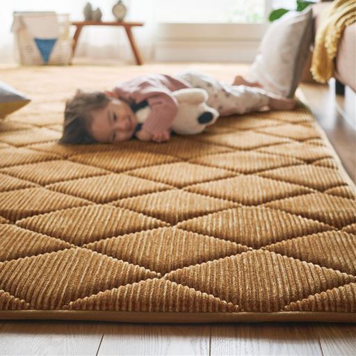 オレンジ<br>床冷えをしっかり防いでくれるので、寝転んでも気持ちいい!