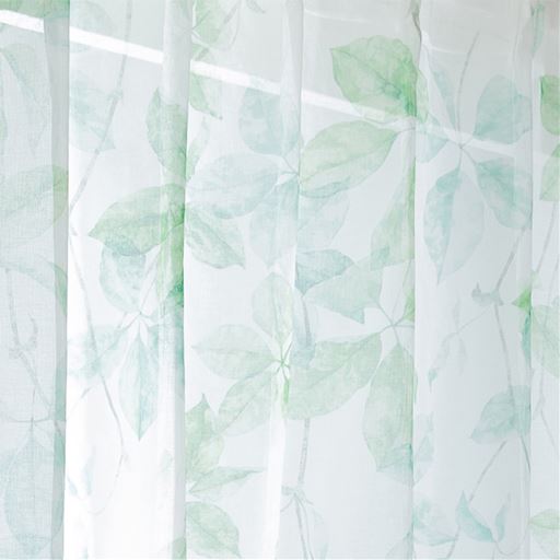 オフホワイト<br>光をまとったようなリーフ柄が美しい。