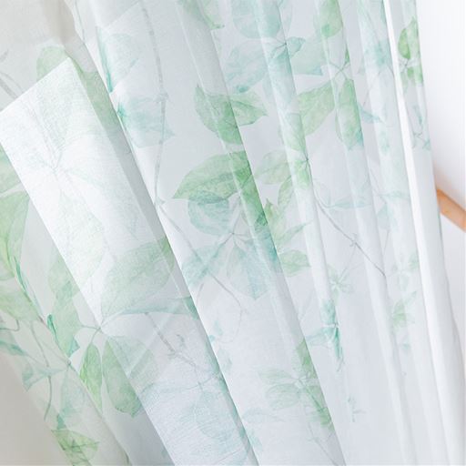 オフホワイト<br>王道のリーフ柄に少し変化をつけて爽やかな雰囲気に。