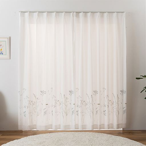 オフホワイト<br>風合いのある生地を通して、ナチュラルな明るい光がお部屋に入ります。