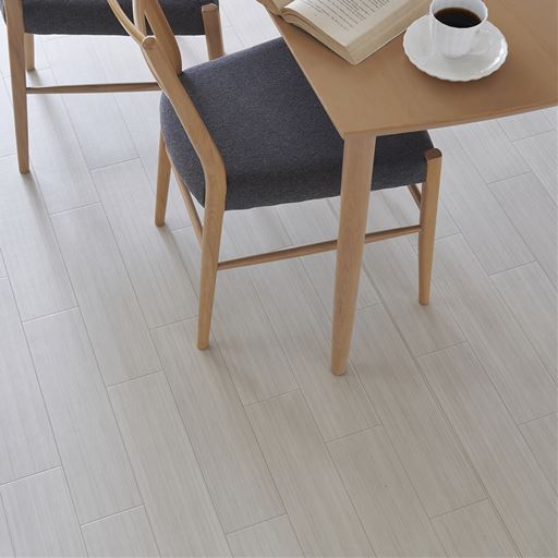 C (アッシュライン/アイボリー)<br>傷ついたフローリングの目隠しや汚れ防止にも。