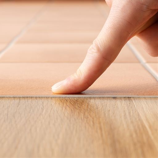 厚み約1.8mmと薄手なので、床との段差がほとんどありません。