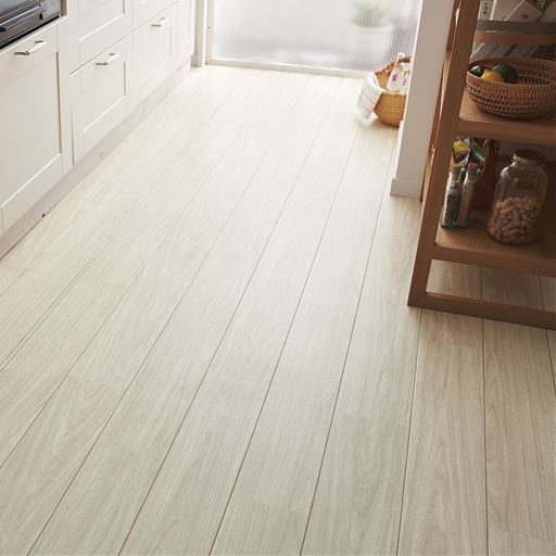 A(ホワイトウォルナット) ※画像はVP-1275(フロアシート)を使用しています。<br>木目調で清潔感とおしゃれな雰囲気を両立。空間を明るく見せます。