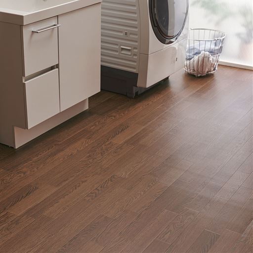 G (オークブラウン) ※画像はVP-1275(フロアシート)を使用しています。<br>やや重厚感のあるブラウンカラーに木目調でナチュラルさをプラス。