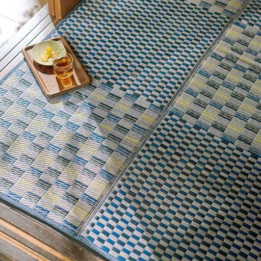 ブルー<br>モダンな市松模様がお部屋のアクセントに。