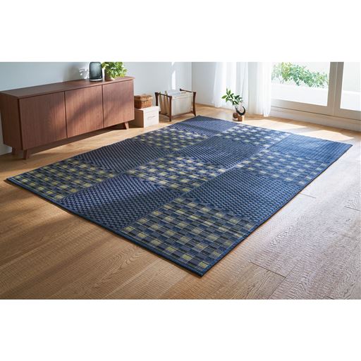 ブルー(横240×縦180cm)<br>和室にも洋室にも合う、大胆な市松模様がモダンなラグです。