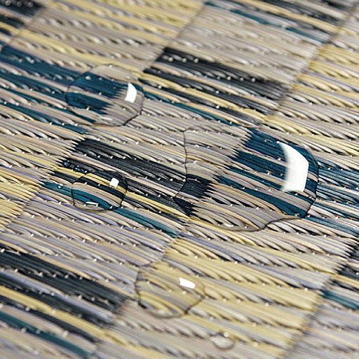 はっ水加工を施し、濡れてもサッと拭き取れてお手入れ簡単。