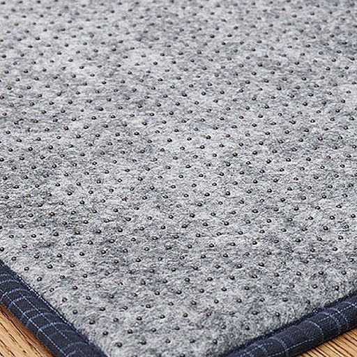 裏面はすべりにくい加工付き。ズレにくく掃除機掛けもスムーズ。