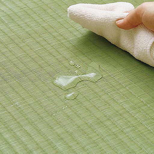 水に強く丈夫な素材で、汚れてもサッと拭くだけ。水洗いもできます。
